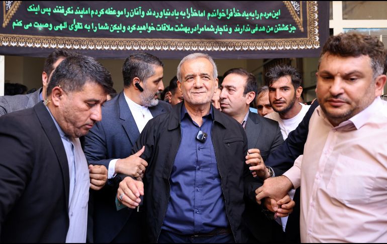 Masoud Pezeshkian ganó hoy la segunda vuelta de las elecciones presidenciales en Irán, imponiéndose al conservador Saeed Jalili con la promesa de tender la mano a Occidente. EFE / STR