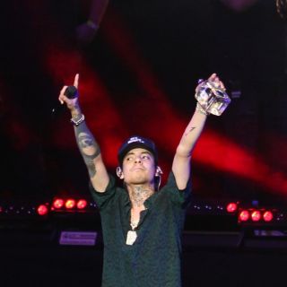 Natanael Cano sufre broma grotesca en pleno concierto