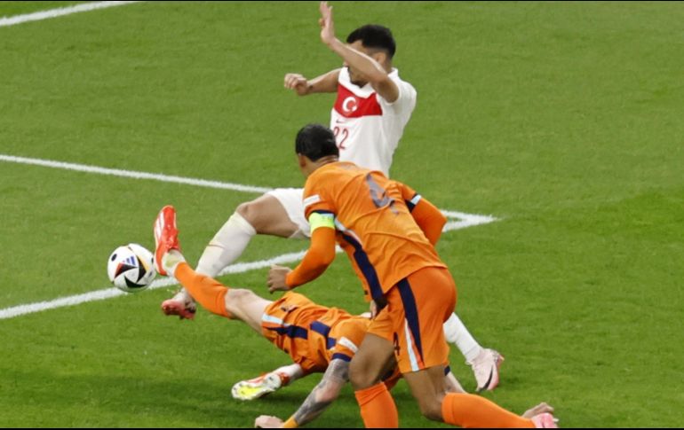 Países Bajos consiguió el triunfo y pasó a semifinales. EFE / R. Ghement