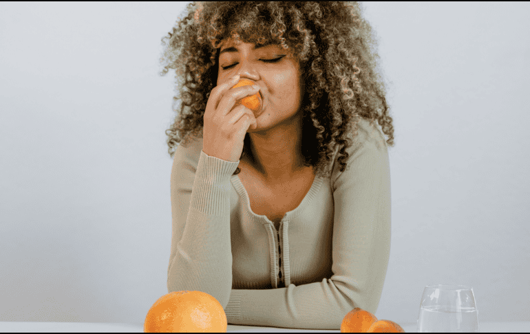 Cuando las mujeres llegan a esta etapa de sus vidas, también toman contacto con algunos mitos sobre su alimentación. ESPECIAL/CANVA