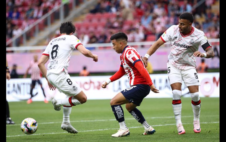 El primer tiempo del Rebaño dejó una sensación agridulce, pues a pesar de que el Guadalajara fue mejor sobre el terreno de juego, al final sus fallas a la hora de la definición terminaron por pasarles factura. EL INFORMADOR / H. Figueroa