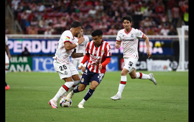 El primer tiempo del Rebaño dejó una sensación agridulce, pues a pesar de que el Guadalajara fue mejor sobre el terreno de juego, al final sus fallas a la hora de la definición terminaron por pasarles factura. EL INFORMADOR / H. Figueroa