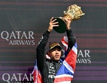 Lo más conmovedor de esta victoria es que Hamilton rompió una sequía de dos años y siete meses sin ganar una carrera. EFE / P.  POWELL