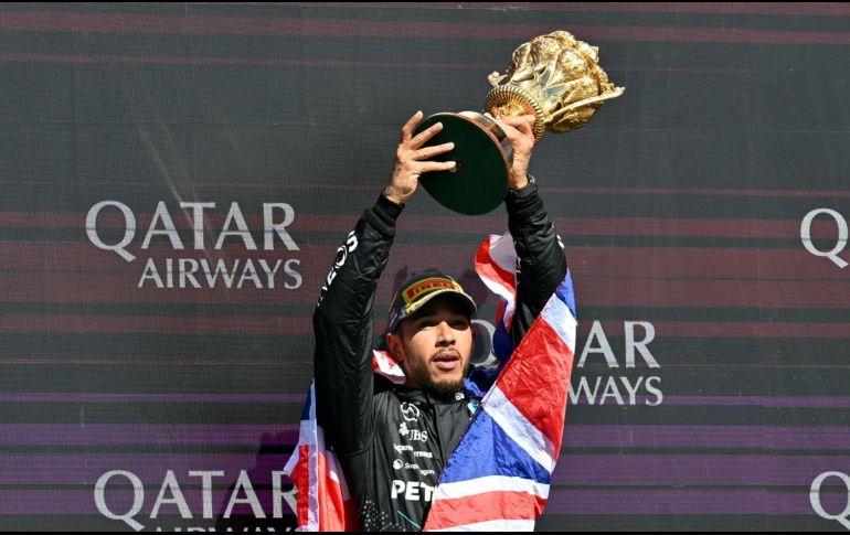 Lo más conmovedor de esta victoria es que Hamilton rompió una sequía de dos años y siete meses sin ganar una carrera. EFE / P.  POWELL