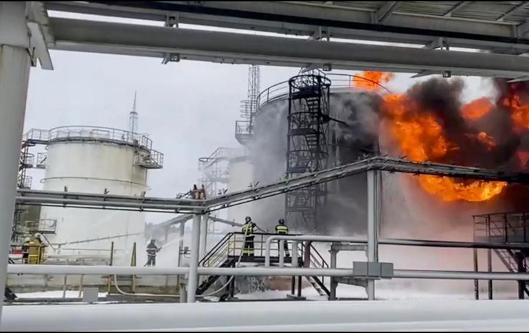 Una fuente de las fuerzas del orden ucranianas indicó que el ataque fue obra de drones del SBU. EFE/Ministerio de Emergencias de Rusia/ ARCHIVO