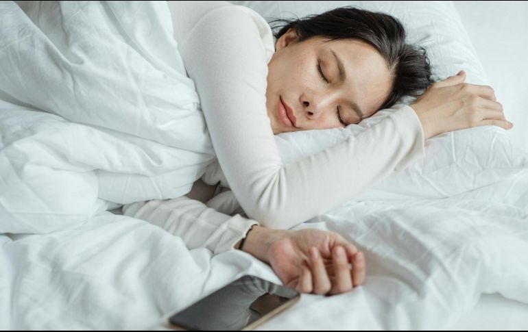 Aunque no hay un consenso definitivo en la comunidad científica sobre los riesgos del uso del celular, la investigación indica que el uso prolongado puede tener impactos en la salud a largo plazo. Pexels