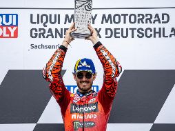 Jorge Martín (Prima Pramac Racing) se fue al suelo en la curva 1 y Francesco Bagnaia (Ducati Lenovo Team) aprovechó el error de su máximo rival para conseguir su cuarta victoria consecutiva. EFE/ M. DIVISEK