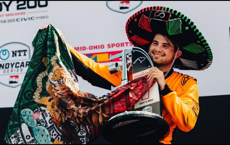 En Mid-Ohio, Pato O'Ward se colocó el sombrero de mariachi y celebró con entusiasmo junto a su equipo al cruzar la meta. X/ @PatricioOWard.