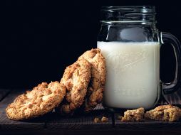 La leche de vaca contiene altos niveles de calcio, fundamental para el desarrollo y mantenimiento de huesos y dientes fuertes. Unsplash