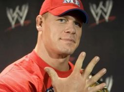 A lo largo de su trayectoria en la WWE, Cena no solo alcanzó la impresionante marca de 16 títulos mundiales, igualando el récord de Ric Flair, sino que también se erigió como un símbolo cultural, reconocido por su carisma tanto dentro como fuera del cuadrilátero. NTX/ARCHIVO