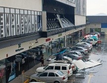 En la colonia San José del Bajío en Zapopan, se reportó la caída de un ventanal de un gimnasio del centro comercial debido a las fuertes lluvias y ventiscas. ESPECIAL