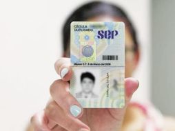 Todas las personas, tanto mexicanas como extranjeras, que hayan estudiado en México y cuenten con un título deben realizar el trámite para obtener su cédula profesional. ESPECIAL