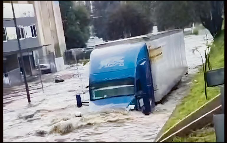 La tormenta que cayó sobre la Zona Metropolitana de Guadalajara dejó autos y tráileres inundados, especialmente por la lateral de Periférico, que va de Juan Gil Preciado a Santa Margarita. ESPECIAL