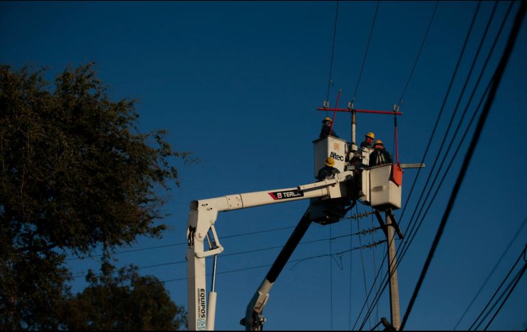 La Comisión Federal de Electricidad afirma que en menos de 24 horas resuelve los problemas de transformadores dañados o postes caídos. EL INFORMADOR/Archivo