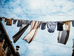 Es posible ahorrarte muchos problemas si secas la ropa después de lavarla. UNSPLASH / E. WITSOE