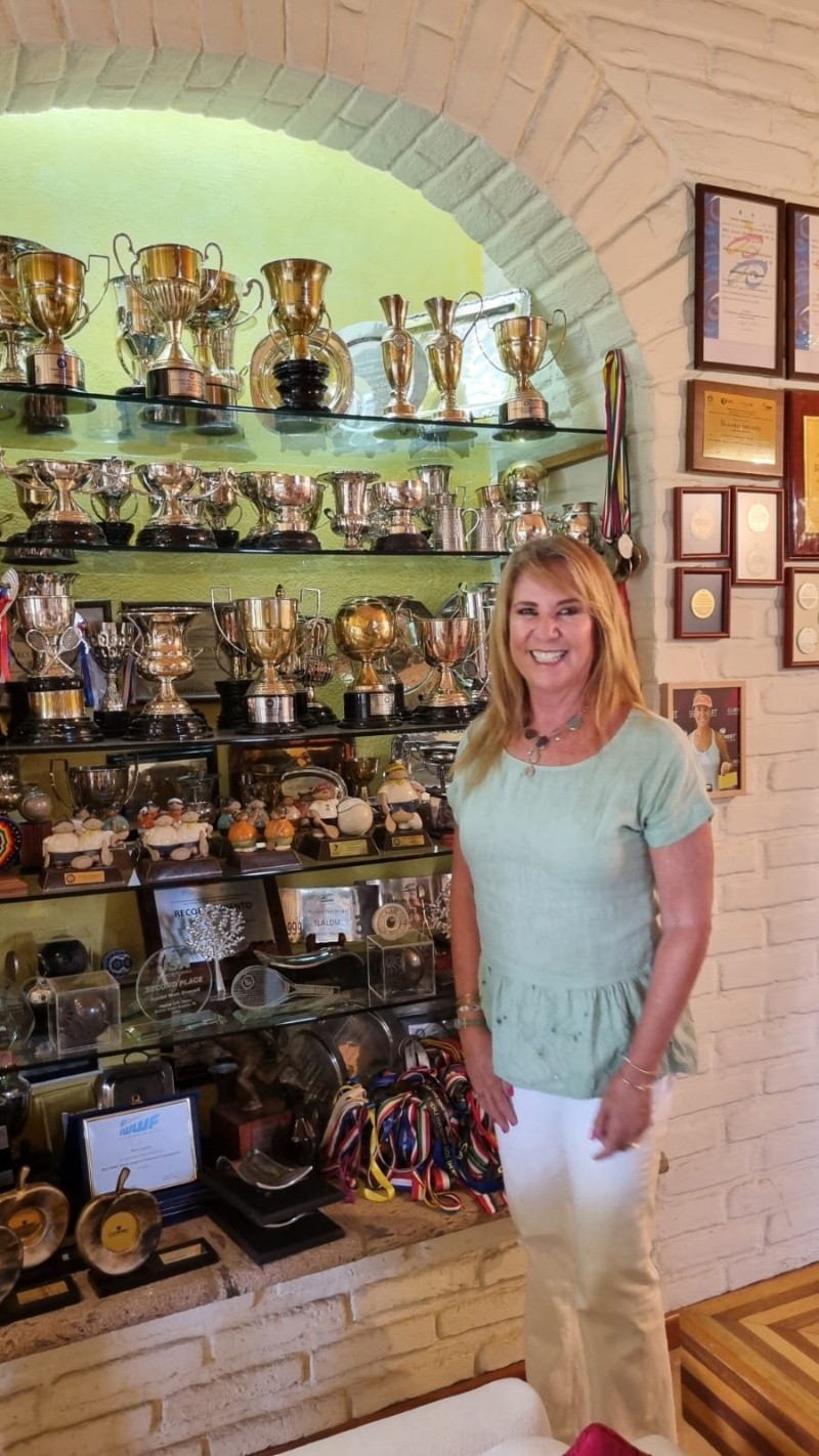 &nbsp;Con una gran sonrisa y orgullo, María de los Ángeles muestra los reconocimientos que ha ganado a lo largo de su carrera deportiva. ESPECIAL