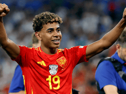 El canterano del Barcelona conectó un balón con su pierna zurda que se incrustó en el ángulo de la portería que defendía Mike Maignan. EFE/ R. Wittek