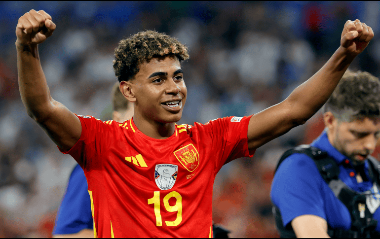 El canterano del Barcelona conectó un balón con su pierna zurda que se incrustó en el ángulo de la portería que defendía Mike Maignan. EFE/ R. Wittek