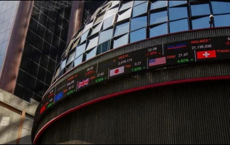 En la jornada, el peso se apreció un 0.44 % frente al dólar, al cotizar en 17.91 unidades por billete verde, tras valuarse en los 17.99 en la sesión previa, según datos del Banco de México. NTX / ARCHIVO