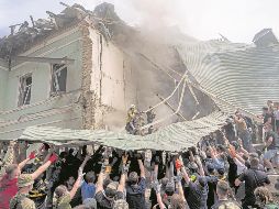 Miles de voluntarios se han sumado a los trabajos con la esperanza de encontrar sobrevivientes. AP