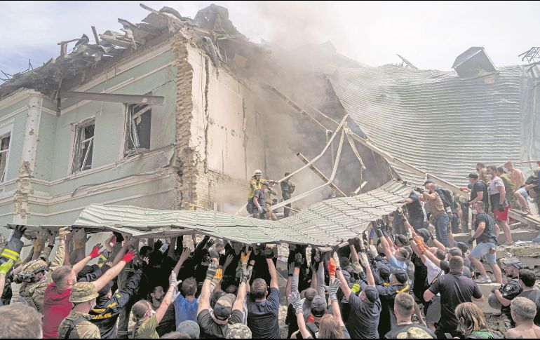 Miles de voluntarios se han sumado a los trabajos con la esperanza de encontrar sobrevivientes. AP