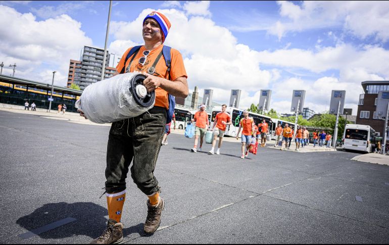 Aficionados neerlandeses se preparan para viajar a Dortmund a apoyar a su equipo. EFE/E. Muijderman