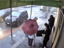 En un video se puede ver cuando un auto aparece en medio de la lluvia y de sus ventanas salen armas de grueso calibre que disparan contra las cinco personas. ESPECIAL.