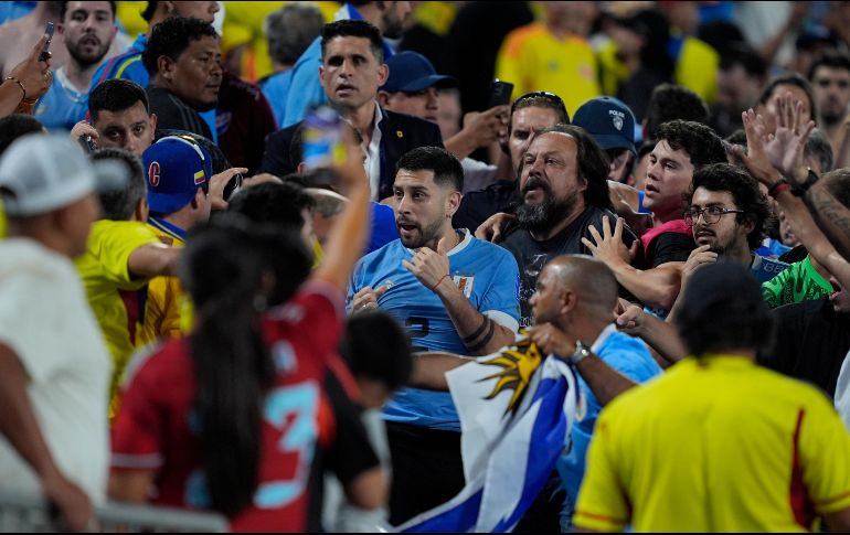 Giménez, junto a Ronald Araújo, Darwin Núñez y otros jugadores de la Celeste, saltaron a las gradas, en la zona en la que había una pelea entre aficionados de ambas selecciones. AP/ J. Nikhinson.