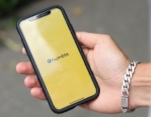 A partir de ahora, los usuarios de la app de citas podrán denunciar perfiles que utilicen fotos generadas o alteradas por Inteligencia Artificial. UNSPLASH