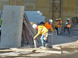 México es uno de los países del mundo donde más horas se trabajan al año, según la OCDE, que señala que los mexicanos laboran 2 mil 124 horas anuales. EL INFORMADOR / ARCHIVO