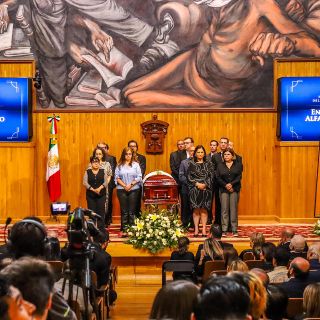 Con homenaje de cuerpo presente honran al ex rector de la UdeG, Enrique Alfaro Anguiano