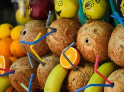 Una de las ventajas más significativas del coco es su alto contenido en fibra, lo cual le otorga propiedades laxantes que ayudan a reducir el colesterol y el azúcar en la sangre. ESPECIAL / Foto de engin akyurt en Unsplash