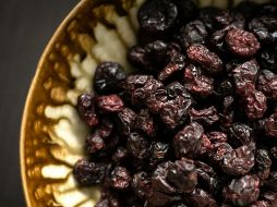 Un estudio publicado en el Journal of Medicinal Food, ha demostrado que los polifenoles presentes en las ciruelas pasas pueden reducir el daño oxidativo en las células cerebrales. UNSPLASH / A. HASLINGER