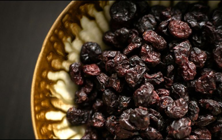 Un estudio publicado en el Journal of Medicinal Food, ha demostrado que los polifenoles presentes en las ciruelas pasas pueden reducir el daño oxidativo en las células cerebrales. UNSPLASH / A. HASLINGER