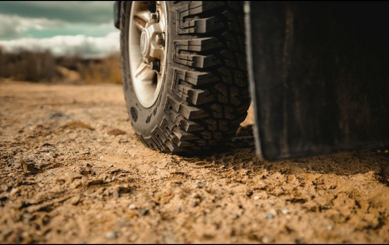 Los neumáticos nuevos puede durar hasta diez años en buenas condiciones, sin embargo, lo ideal es cambiarlas cada 5 años. UNSPLASH / C. WESCHE