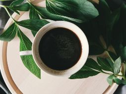 El aroma y sabor de esta bebida nos invita a comenzar el día con la mejor actitud, energía y buen humor. ESPECIAL / Foto de Brigitte Tohm en Unsplash