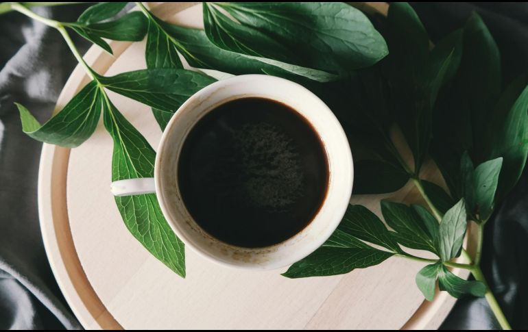 El aroma y sabor de esta bebida nos invita a comenzar el día con la mejor actitud, energía y buen humor. ESPECIAL / Foto de Brigitte Tohm en Unsplash