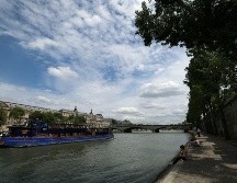 La ministra se zambulló en las aguas del Sena, cerca de donde está previsto la disputa de las pruebas olímpicas de natación en aguas abiertas y el triatlón. AFP / E. Dunand