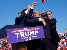 El expresidente Donald Trump es rodeado por agentes del Servicio Secreto de Estados Unidos. AP