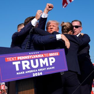 Donald Trump es evacuado de evento tras detonaciones entre la multitud