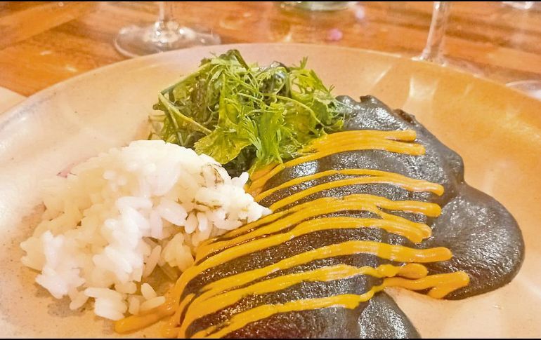 Pescado con mole. Obra del chef Salvador Carrillo, uno de los talentos que han formado parte del encuentro “Puerto Vallarta Nayarit Gastronómica”. EL INFORMADOR/F. González