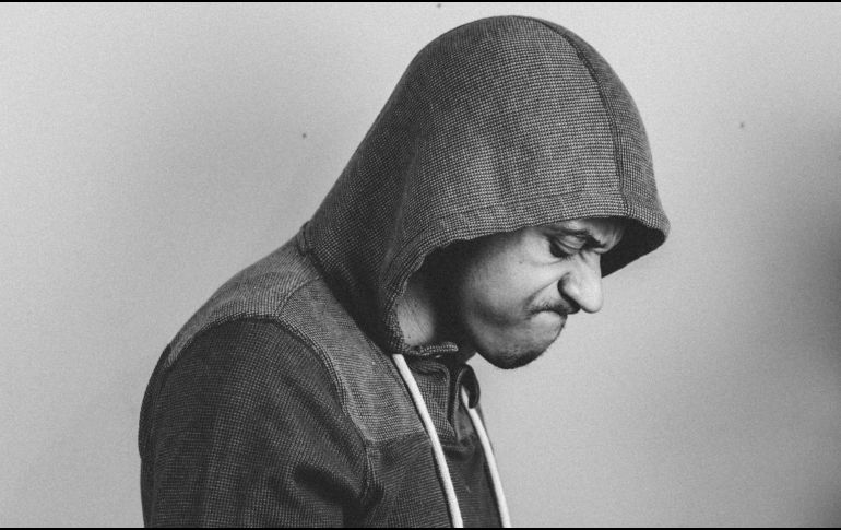 Para los hombres, especialmente, las señales de baja autoestima pueden manifestarse de diferentes maneras, algunas de las cuales pueden ser sutiles pero reveladoras. CANVA