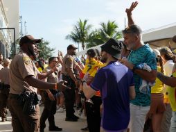 Desde cinco horas antes del comienzo del partido entre Argentina y Colombia, empezaron a congregarse numerosos hinchas a las puertas del Hard Rock, primero con una actitud festiva que se fue tornando más tensa conforme se acercó la hora de la apertura de las puertas. AP / L. Sladky