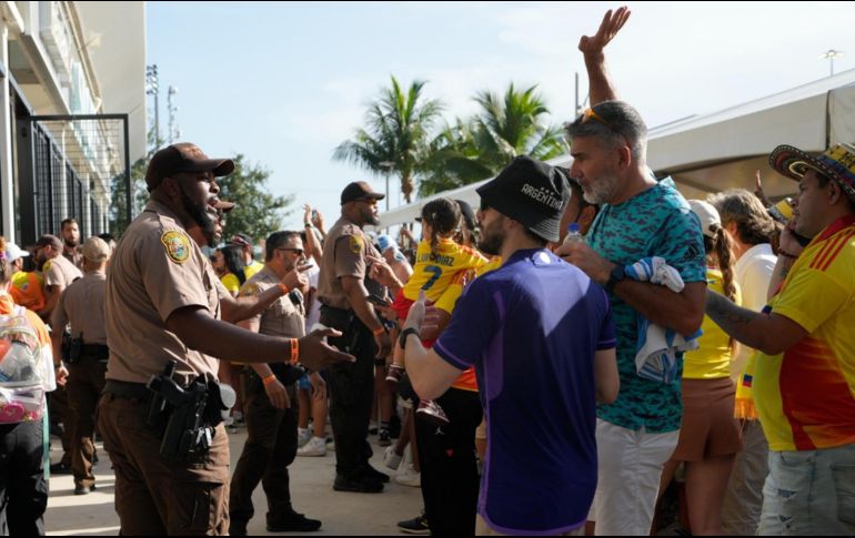 Desde cinco horas antes del comienzo del partido entre Argentina y Colombia, empezaron a congregarse numerosos hinchas a las puertas del Hard Rock, primero con una actitud festiva que se fue tornando más tensa conforme se acercó la hora de la apertura de las puertas. AP / L. Sladky