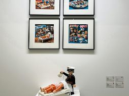 Esta parte de la muestra apuesta por mostrar una maqueta de un Playmobil, en la que suceden situaciones transgresoras. EFE