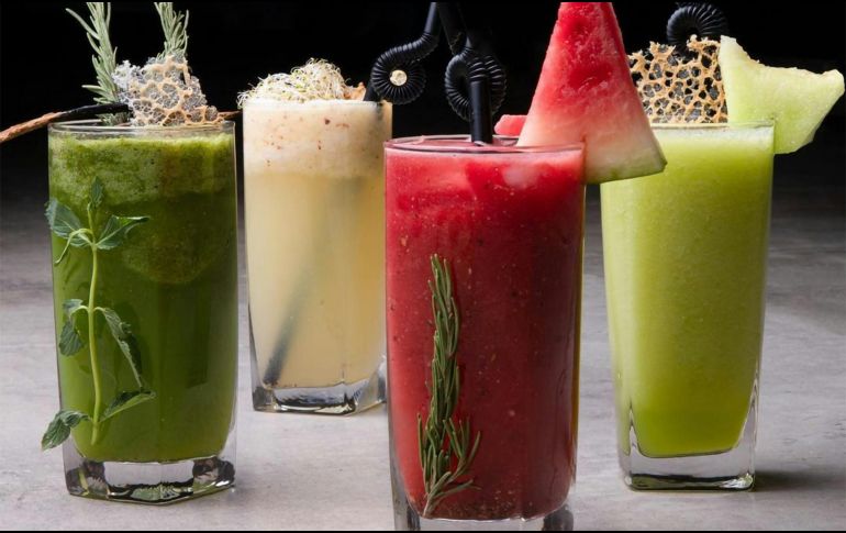 Muchas personas incorporan el consumo de jugos naturales a su dieta, y es por ello que frutas como la naranja y el limón aparecen entre sus preferidas. UNSPLASH/ Sajad Darvishi