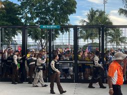 Horas antes del inicio del encuentro, cientos de personas que no tenía boletos rompieron los cercos de seguridad, treparon vallas y se saltaron las tornas de acceso para acceder al Hard Rock Stadium. EFE / D. Villafranca