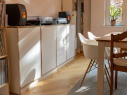 El suelo vinílico es un revestimiento plástico fabricado de PVC -policloruro de vinilo-, conocido por su resistencia a la humedad. UNSPLASH/ Pickawood