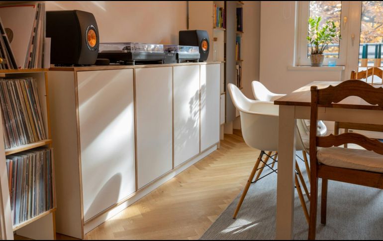 El suelo vinílico es un revestimiento plástico fabricado de PVC -policloruro de vinilo-, conocido por su resistencia a la humedad. UNSPLASH/ Pickawood