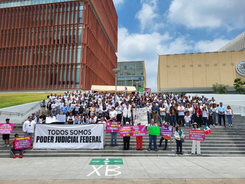 &nbsp;Desde las nueve de la mañana contingentes y bloques de manifestantes se reunieron en la escalinata de entrada de Ciudad Judicial. EL INFORMADOR / O. González
